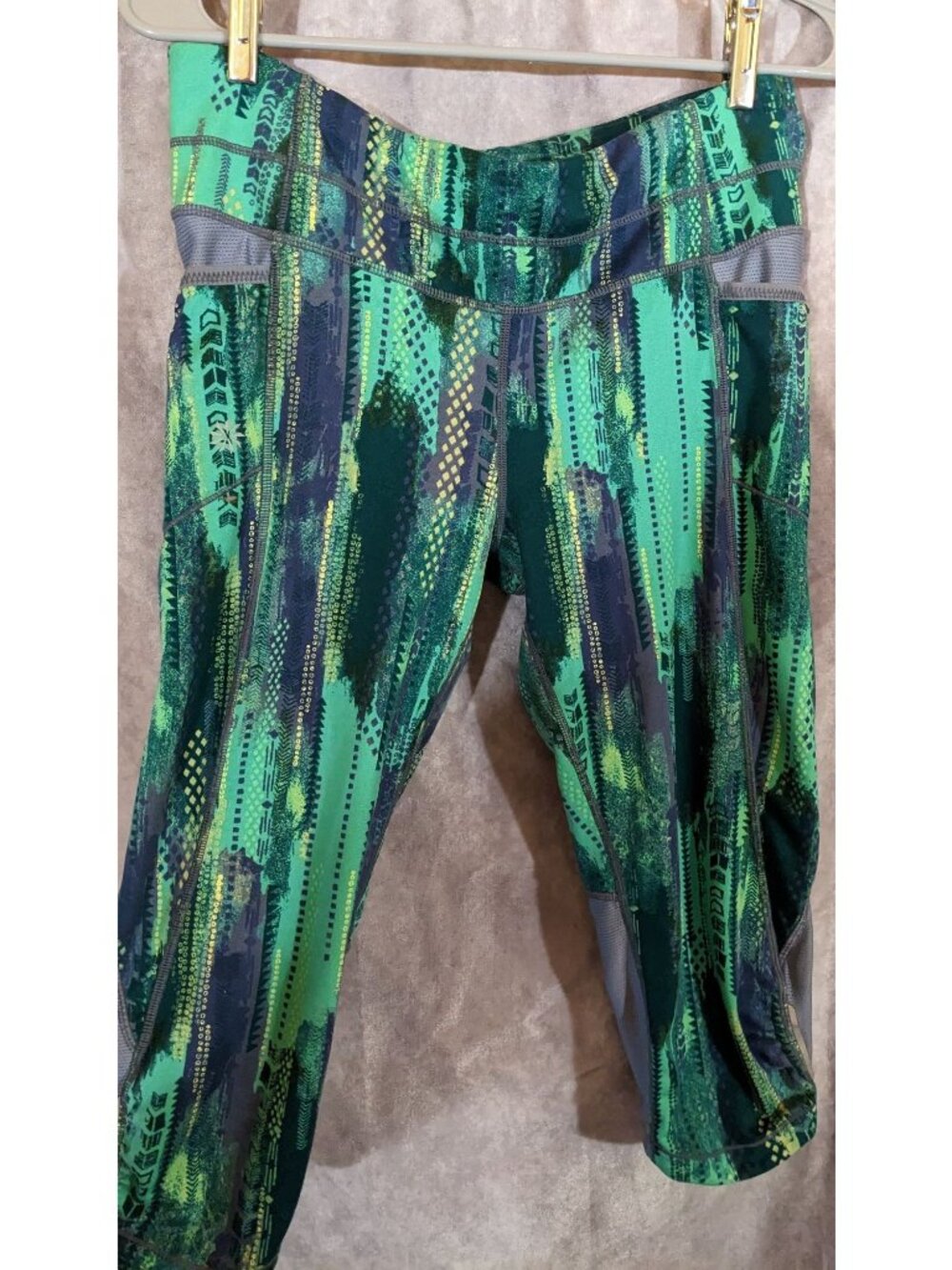 Athleta Green Abstract Print Capri Leggings With Pockets Size Small 18" Inseam